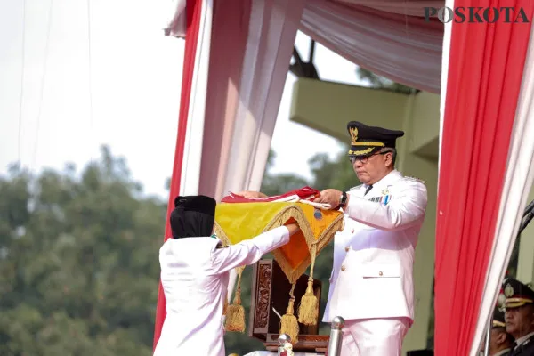 Pj Wali Kota Cimahi, Dicky Saromi memimpin Upacara Kemerdekaan Republik Indonesia ke-79 di Lapangan Rajawali Jalan Gatot Subroto, Kelurahan Karangmekar, Kecamatan Cimahi Tengah, Kota Cimahi. (Poskota/Gatot Poedji Utomo)