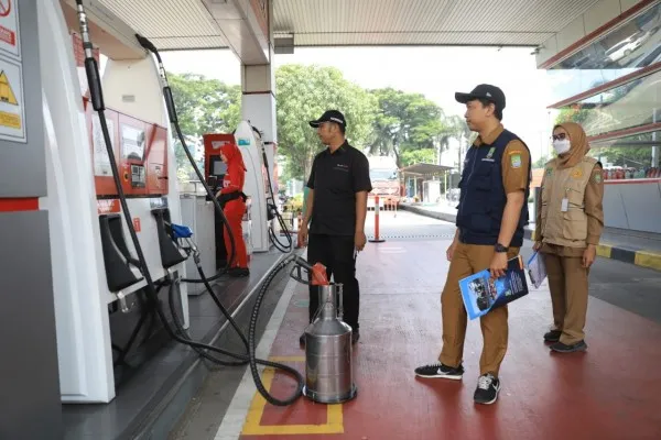 Petugas Disperindagkop UKM Kota Tangerang saat melakukan uji tera di SPBU. (Dok: Humas Pemkot Tangerang)