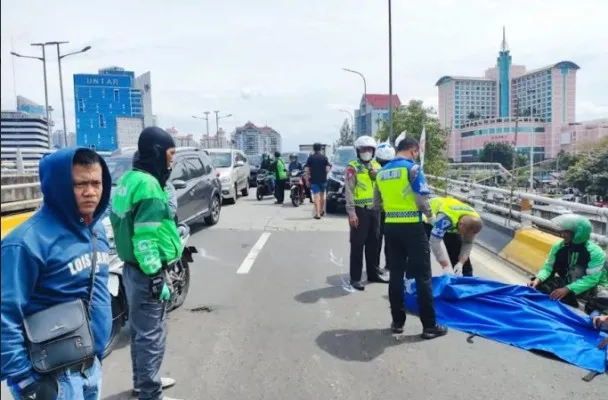 Pemotor tewas usai menabrak mobil yang sedang mogok di kawasan Kawasan Grogol Petamburan, Jakarta Barat. (Ist)