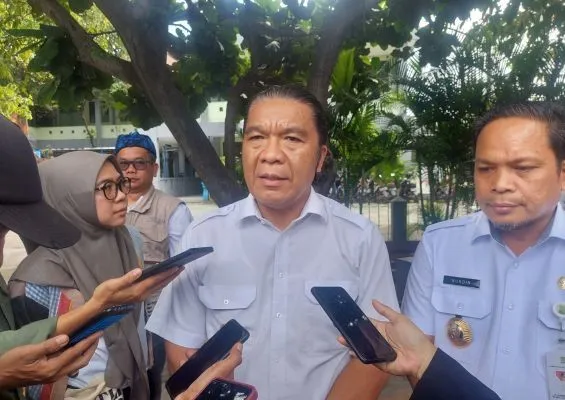 Pj Gubernur Banten, Al Muktabar saat memberikan tanggapan mengenai alih fungsi Situ Ranca Gede di Kabupaten Serang yang dikuasai swasta pada Rabu (7/2/2024).(Poskota.co.id/Bilal Hardiansyah)