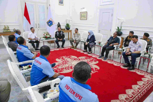 Pj Gubernur DKI Jakarta, Teguh Setyabudi saat berbicara dengan perwakilan buruh yang meminta kenaikan UMP, Rabu, 6 November 2024. (Dok. Kominfotik)