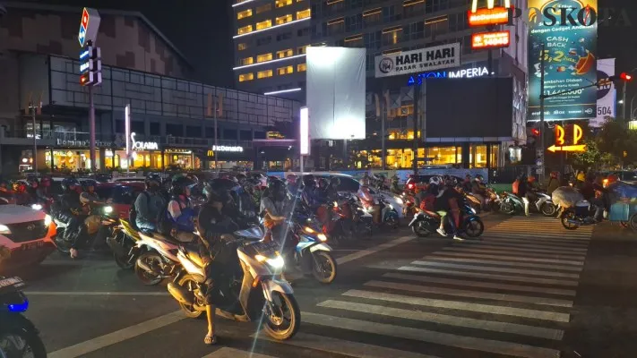 Sejumlah pemudik di depan Bekasi Cyber Park (BCP), Bekasi Selatan, Kota Bekasi. (Poskota.co.id/Ihsan Fahmi)