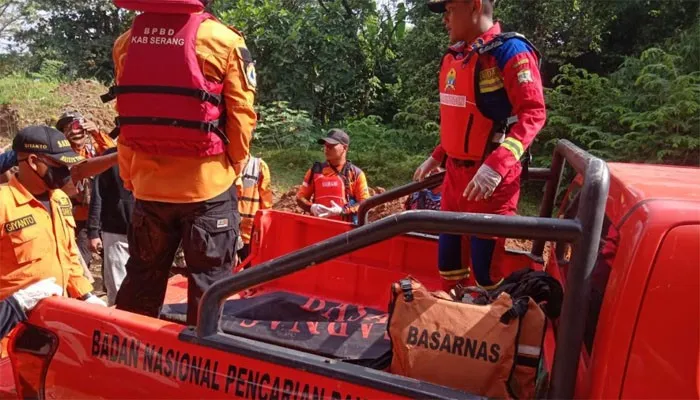 Tim Basarnas saat mengevakuasi jasad Firmansyah untuk dibawa ke rumah duka. (ist)