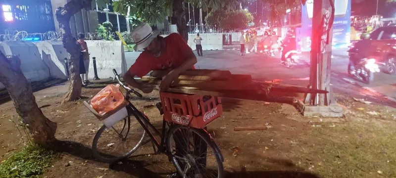 Asep pemulung untung besar mengambil sisa demo berupa kayu di depan gedung MPR / DPR RI. (Angga)