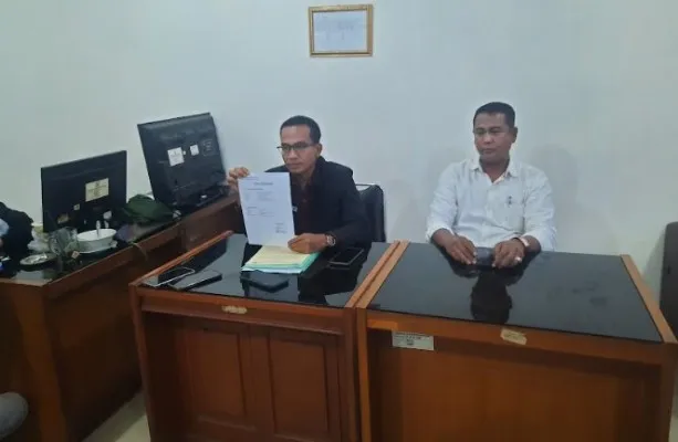 Kuasa Hukum, Dul Jalil bersama Eman Taufik menunjukan tanda terima pengaduan masyarakat ke Mabes Polri saat menggelar jumpa pers.(Ist)