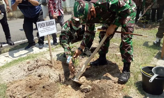 Danrem 064/Maulana Yusuf, Brigjen TNI Yunianto melakukan penanaman pohon mangga di Ponpes An Nawawi. (Foto/danrem064)