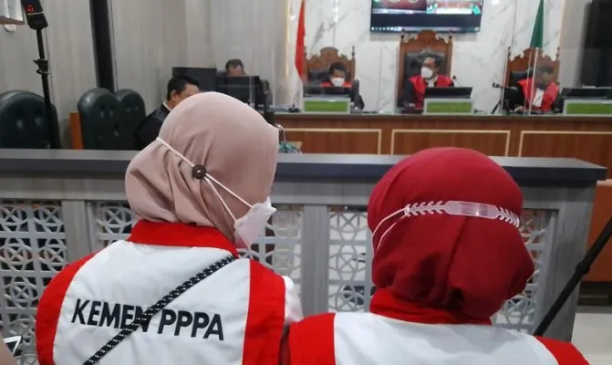 Sidang Angelo pencabulan anak ditunda yang diagendakan pembacaan tuntutan terhadap terdakwa wali atau pengasuh dituduhkan mencabuli anak didiknya, Lukas Lucky Ngalngola alias Bruder Angelo. (Foto/angga) 