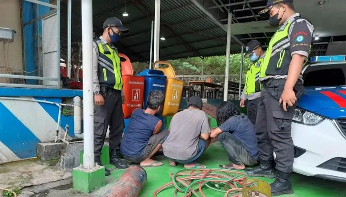 Tiga orang pelaku pencurian besi sekira di KM 34, Cibatu, Cikarang Selatan diamankan petugas PJR Jakarta Cikampek, pada Selasa (23/11/2021) pagi. (Ist)