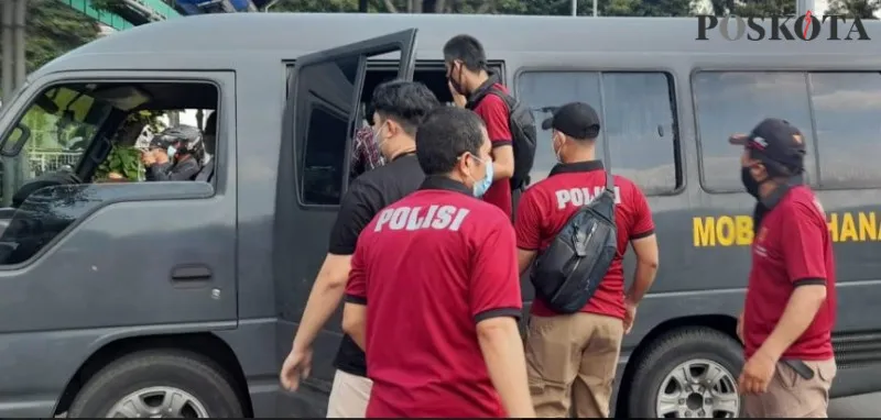 Polisi memasukan masa aksi keadalam mobil tahanan diduga tak miliki izin gelar unjuk rasa. (CR05)