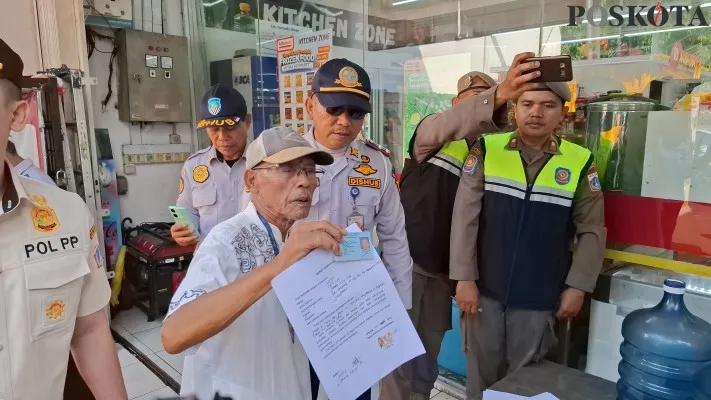 Dishub Jaksel bersama tim gabungan menertibkan jukir liar di salah satu minimarket Jalan KH Abdullah Syafei, Kecamatan Tebet, Jakarta Selatan (Jaksel). (Poskota.co.id/Angga Pahlevi)