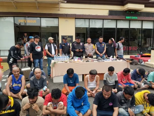 Sejumlah anggota kepolisian menunjukkan barang bukti narkotika dan sejumlah orang yang diamankan dalam penggrebekan narkotika di Kampung Bahari, Kecamatan Tanjung Priok, Jakarta Utara (Jakut) pada Minggu, 10 Maret 2024. (Istimewa)