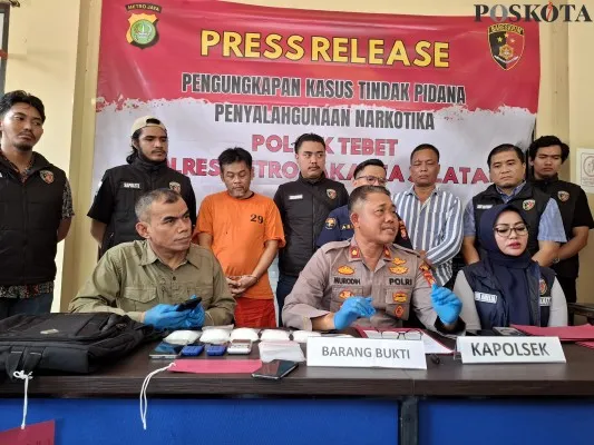 Polsek Tebet mengungkap peredaran narkoba sabu dan menangkap tersangka. (Poskota.co.id/Angga Pahlevi)