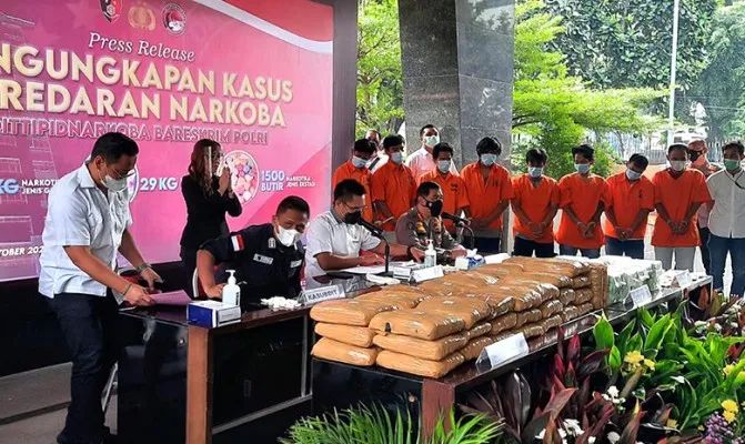 16 pengedar narkoba jaringan internasional yang berhasil dibekuk pihak kepolisian beserta barang bukti. (Foto/adji)