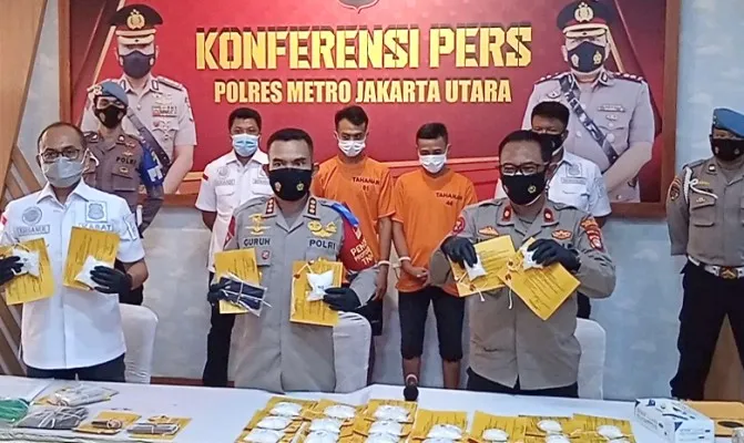 Kapolres Metro Jakarta Utara Kombes Pol Guruh Arif Darmawan saat menunjukan barang bukti sabu seberat 2 Kg, hasil sitaan jajarannya dari kedua pengedar JM dan MT di Mapolres Meteo Jakarta Utara. (Foto/yono)