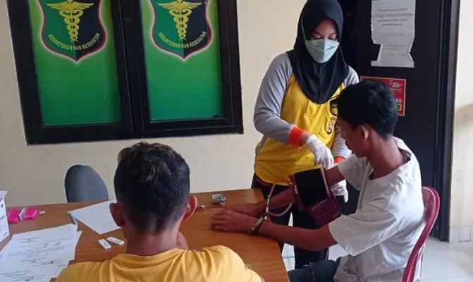 Pengedar dan kurir narkoba warga Kecamatan Tirtayasa dicokok Tim Opsnal Satresnarkoba Polres Serang di dua lokasi berbeda di Kecamatan Tirtayasa, Kabupaten Serang. (Foto/polresserang)