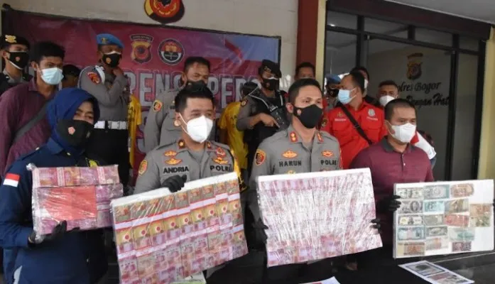 Kapolres Bogor AKBP Harun bersama Kapolsek Cileungsi dan Kasubag Humas AKP Ita membeberkan barang bukti uang palsu pecahan Rp. 100 ribu dan menangkap para pelaku. (Ist/humas Polres Bogor)