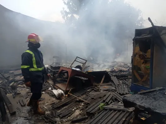 Petugas pemadam kebakaran saat berada di lokasi lapak limbah di Tambun, Kabupaten Bekasi yang terbakar. (Dok. Damkar Kabupaten Bekasi)