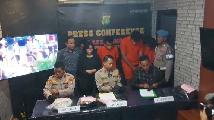 Kapolsek Mampang Kompol David Kanitero bersama Wakapolsek dan Kanit Reskrim menangkap empat pelaku pengeroyokan pengunjung kafe kemang yang tewas. (Angga)