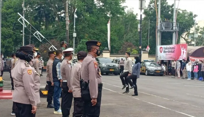 Kapolres memberikan penghargaan kepada para relawan vaksinator non Nakes di lapangan Mapolrestro Depok. (angga)