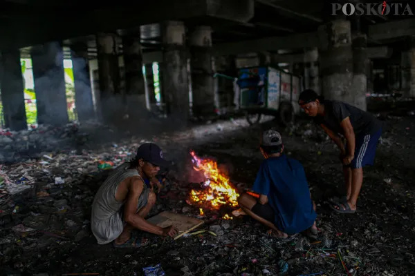 Aktivitas warga di bawah kolong tol Papanggo, Tanjung Priuk, Jakarta Utara, Jumat, 29 November 2024. (Poksota/ Ahmad Tri Hawaari)