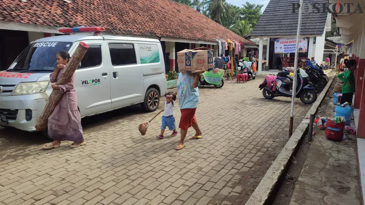 Sebagian korban banjir di Desa Pagelaran, Kecamatan Pagelaran, Pandeglang mulai kembali ke rumahnya masing-masing dari pengungsian. (Poskota/Samsul Fathony)