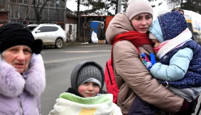 Keluarga pengungsi dari Ukraina tiba di Siret, Rumania.