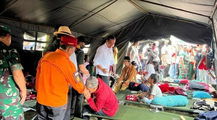 Presiden Jokowi saat kunjungi korban gempa Cianju di tenda. (biropres)