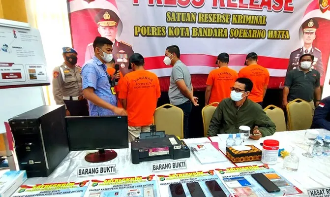 Jajaran Polres Bandara Soekarno - Hatta membekuk 4 orang mafia jual beli hasil swab Antigen Covid-19 palsu yang kerap beredar di Bandara Soetta dimana dua diantaranya pegawai bandara. (Foto/iqbal)