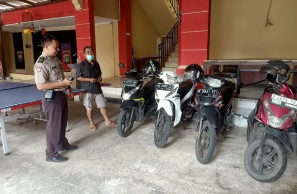 Warga Mampang Prapatan menitipkan motor ditinggal mudik ke kampung halaman  di Mapolsek Mampang Prapatan. (Ist)