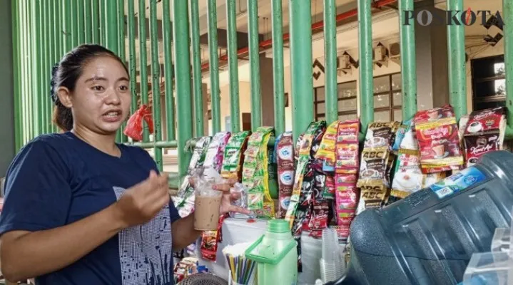 Yuli saat membuat pesanan es milik pengunjung di stadion Patriot Chandra Baga Kota Bekasi. (Ihsan Fahmi).