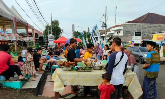 Ratusan warga Kabupaten Pandeglang saat berburu takjil untuk berbuka puasa. (Poskota.co.id/Samsul Fathony)