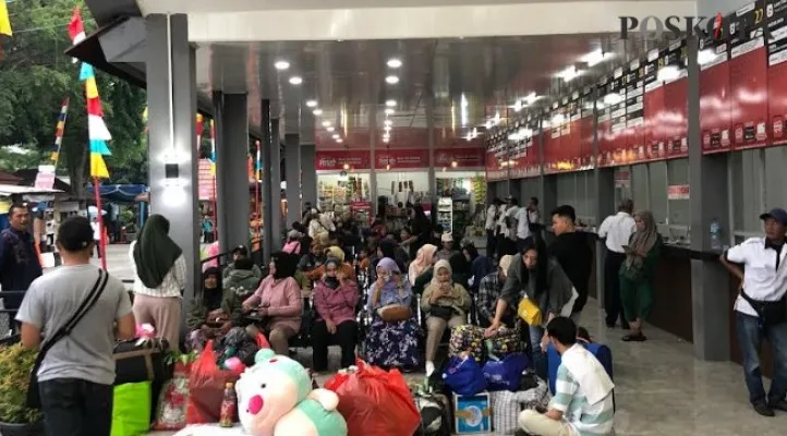 Suasana saat libur panjang Nataru di Terminal Bus AKAP Kalideres, Jakarta Barat. (Pandi)