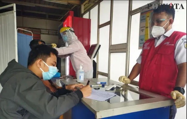 Calon penumpang KRL yang dipilih secara acak melakukan registrasi sebelum dites rapid antigen di Stasiun Bekasi, Senin (21/6/2021) (cr02)