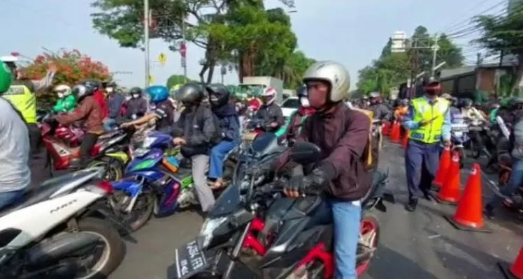 Kondisi jalur penyekatan di Jalan Daan Mogot Kilometer 11, Cengkareng, Jakarta Barat, saat PPKM Level 4, Rabu (21/7). (Ist).