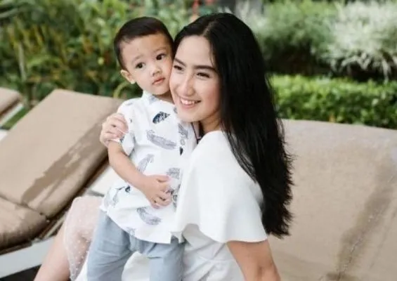 Artis Tamara Tyasmara bersama mendiang anaknya. Polisi telah mengamankan kamera pengawas atau CCTV tempat tewasya anak Tamara beberapa waktu lalu.(Instagram)