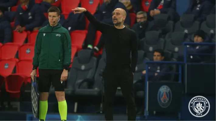 Pep Guardiola memberikan instruksi kepada para pemain saat berhadapan dengan PSG di ajang Liga Champions. (Twitter @ManCity)