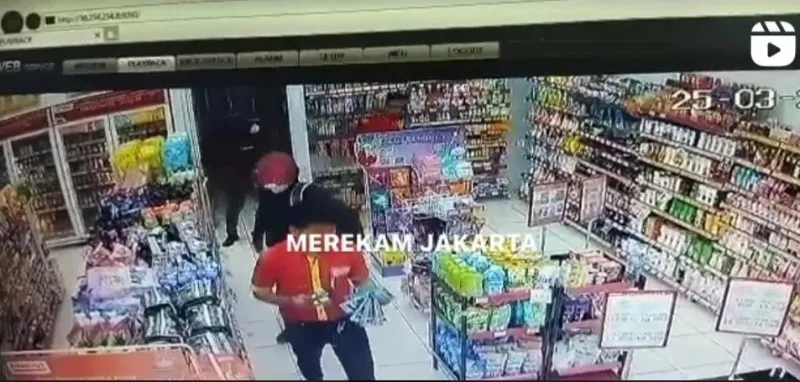 Aksi percobaan perampokan kelompok penjahat berpistol menodongkan ke pegawai terekam kamera cctv (tangkapan layar @merekamjakarta)