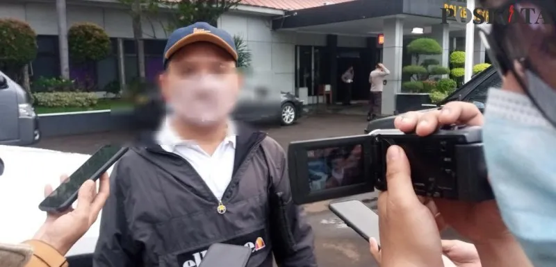 Ali (27) salah satu keluarga korban F, yang mendapatkan perlakuan diduga asusila oleh oknum perawat di RSUD kota Bekasi, beberapa waktu lalu. (Ihsan Fahmi)