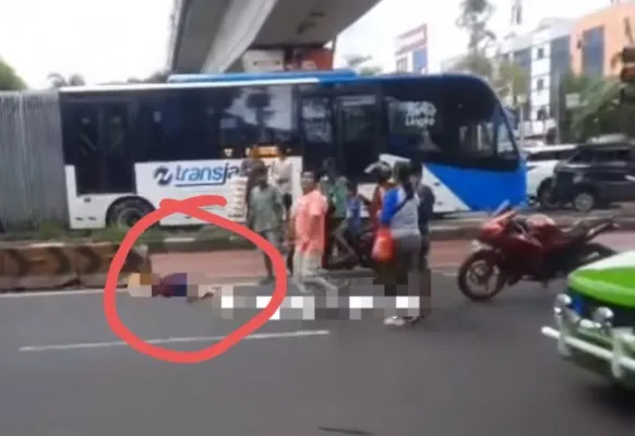 Wanita muda tergeletak di jalan seusai terjun bebas dari Flyover Cengkareng, Jakarta Barat (Jakbar). (Istimewa)