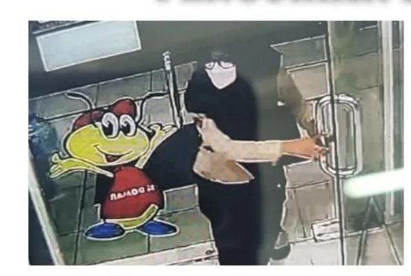 Rekaman CCTV memperlihatkan perempuan berseragam Pramuka mengendap-endap mencuri uang di sebuah minimarket di Kecamatan Megamendung, Kabupaten Bogor. (Dok. Polsek Megamendung)