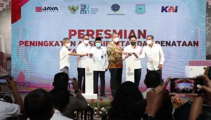 Peresmian peningkatan dan aksesibilitas Stasiun Pondok Ranji, Ciputat Timur, Kota Tangsel oleh Menteri Perhubungan, Budi Karya Sumadi, Menteri BUMN, Erick Thohir, dan Wali Kota Tangsel, Benyamin Davnie. (Dok. Humas Kominfo Kota Tangsel)