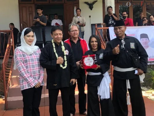 Perguruan silat di Bogor mendukung pasangan Bayu Syahjohan-Musyafaur Rahman di Pemilihan Bupati Bogor. (Poskota/Panca Aji)