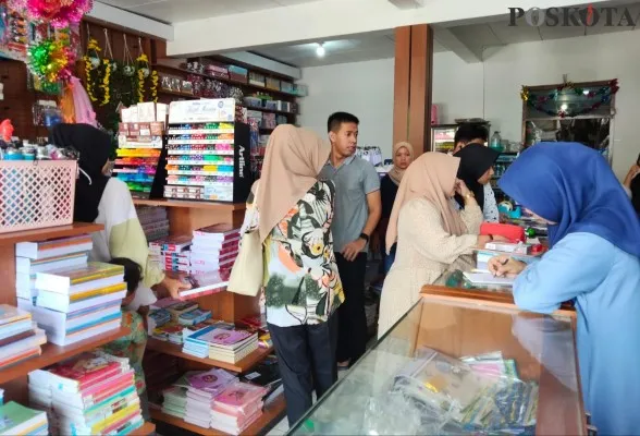 Sejumlah warga di toko perlengkapan sekolah di Pasar Badak Pandeglang. (Poskota.co.id/Samsul Fathony)