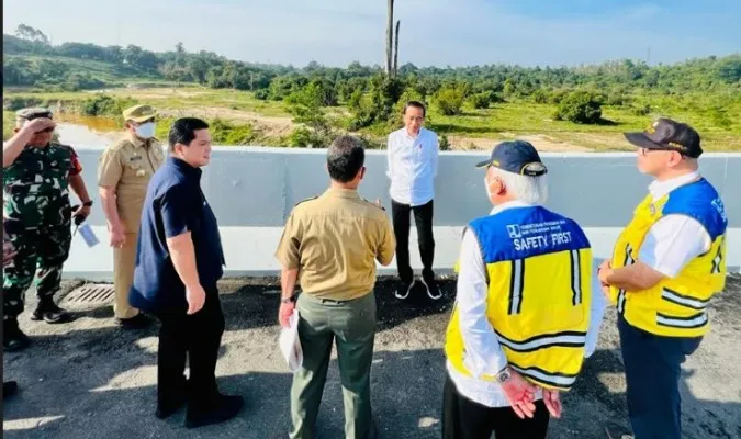 Presiden Joko Widodo setelah melihat perlintasan gajah di KM 12 ruas tol Pekanbaru-Dumai. (biro pers)