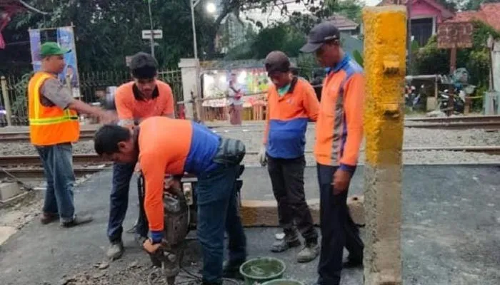 Penutupan perlintasan liar di wilayah kerja Daop 1 Jakarta. (ist)