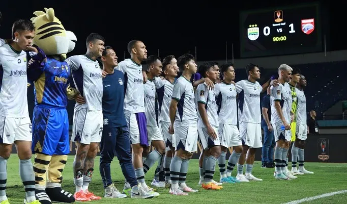 Tim Persib Bandung di hadapan Bobotoh usai pertandingan melawan Borneo FC (persib.co.id)