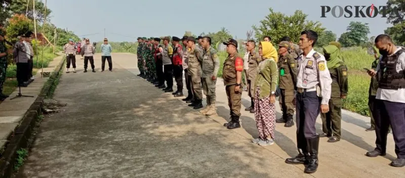 Kapolsek Tajurhalang Iptu Tamar bersama anggota TNI, Satpol PP, Dishub saat gelar apel pasukan pengamanan tahapan Pemilu Pilpres 2024. (Angga)