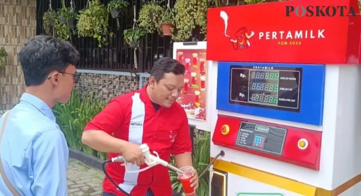 Penjual ES susu di Pandeglang saat melayani konsumen. (Foto: Samsul Fatoni).