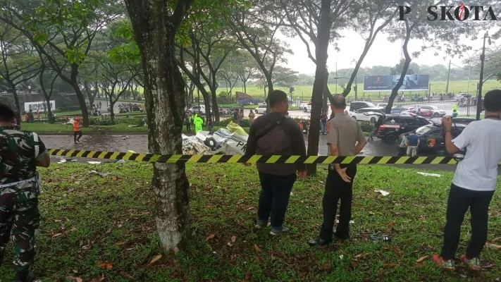 Lokasi jatuhnya pesawat capung di pinggir Lapangan Sunbrust, BSD, Kota Tangerang Selatan (Tangsel) pada Minggu, 19 Mei 2024. (Poskota/Veronica Prasetio)