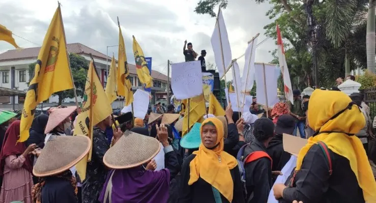 Ratusan petani di Pandeglang saat demo di depan Kantor Bupati. (Foto: Samsul Fatoni).